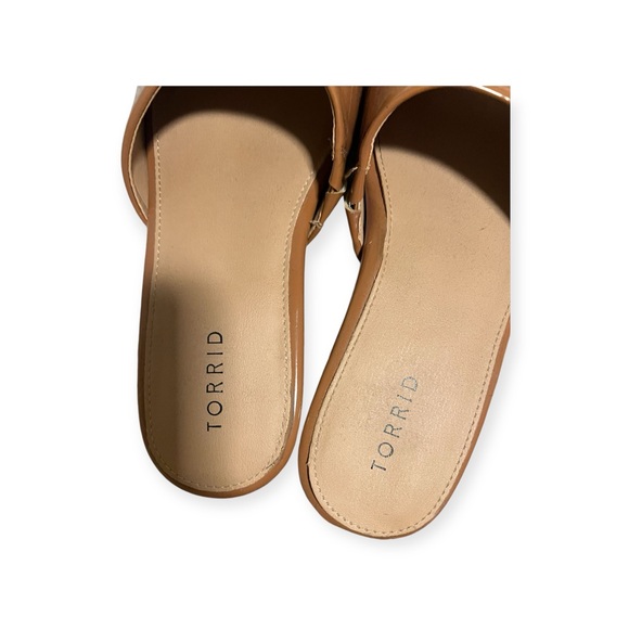 TODRID WOMENS FLATTOP HEELS! Size 10W Beige Glossy Soft Sole! - Picture 3 of 4